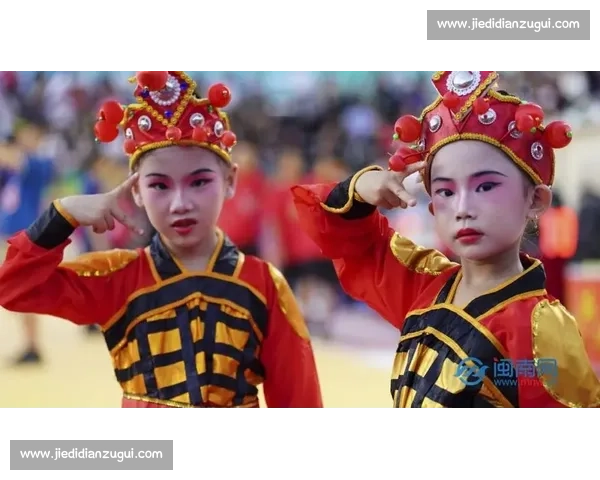 网红达人助阵村 BA 环江非遗打铁花燃爆夏夜